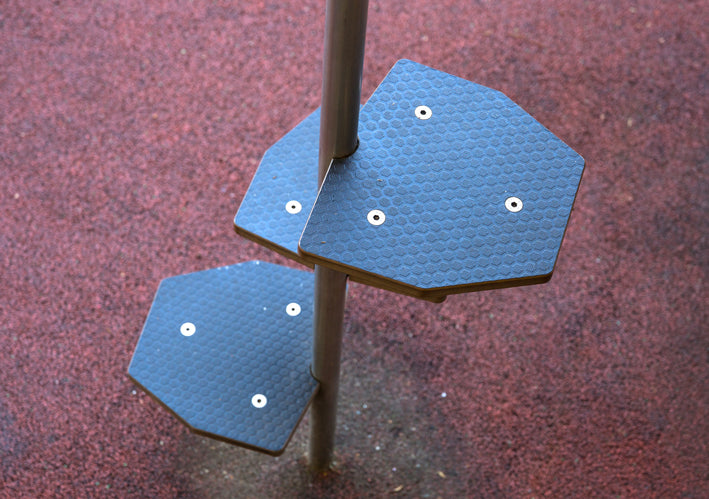 Doppelturmanlage mit Verbindungsröhre und spannenden Auf- und Abstiegsvarianten für Kinder ab 3 Jahren aus Recyclingmaterial