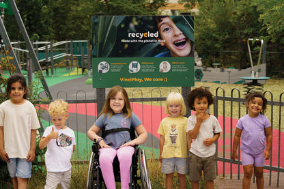 Doppelturmanlage mit Verbindungsröhre und spannenden Auf- und Abstiegsvarianten für Kinder ab 3 Jahren aus Recyclingmaterial